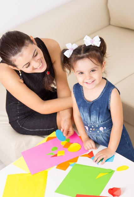 Articoli per la creatività dei bambini su fondo in legno