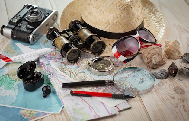 Items die worden gebruikt in reizen op de achtergrond van kaarten