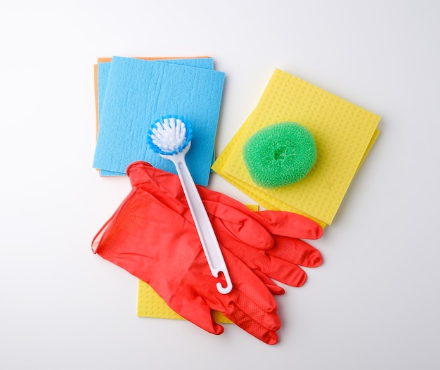 Предметы для уборки дома. перчатки, щетка и губки для пыли