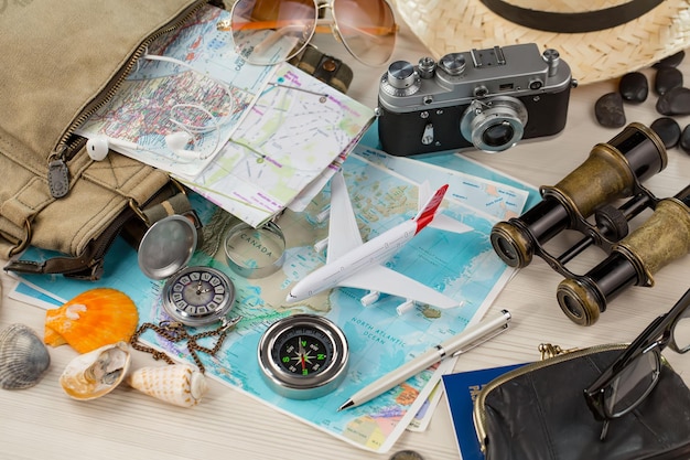 Foto oggetti utilizzati in viaggio sullo sfondo delle mappe