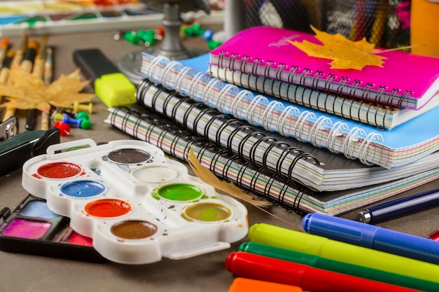 Items voor school in samenstelling op de tafel