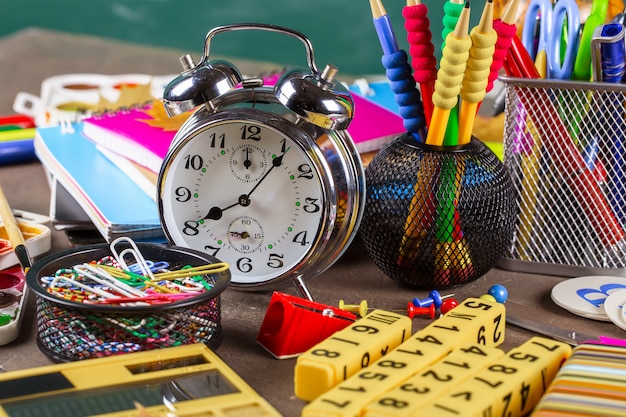 Foto items voor school in samenstelling op de tafel