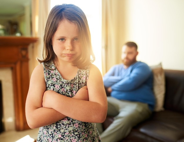 Foto È tutto divertimento e giochi fino a quando papà dice di no inquadratura di una bambina infelice che tiene il broncio dopo un disaccordo con suo padre