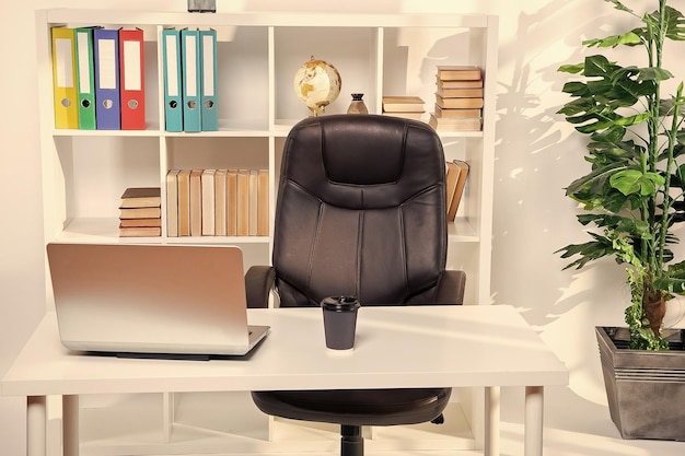 Фото Это для работы пустой офис офисная мебель рабочая зона стул за рабочим столом с ноутбуком