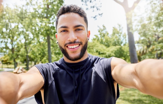 Photo its a good day to be out. portrait of a sporty young man taking selfies while exercising outdoors.