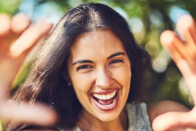 Foto È una splendida giornata fuori ritratto di una giovane donna attraente che trascorre la giornata all'aperto