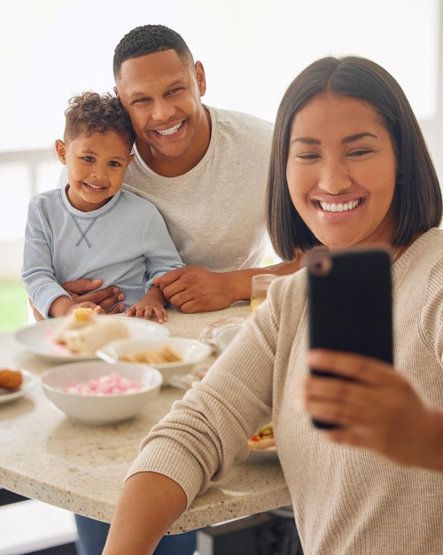 Non è il pranzo della domenica finché non ci siamo fatti un selfie foto di una giovane donna che si fa selfie durante il pranzo con la sua famiglia all'aperto