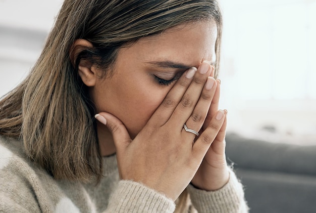 写真 家に座ってストレスを感じている若い女性のクロップドショットを出す時間