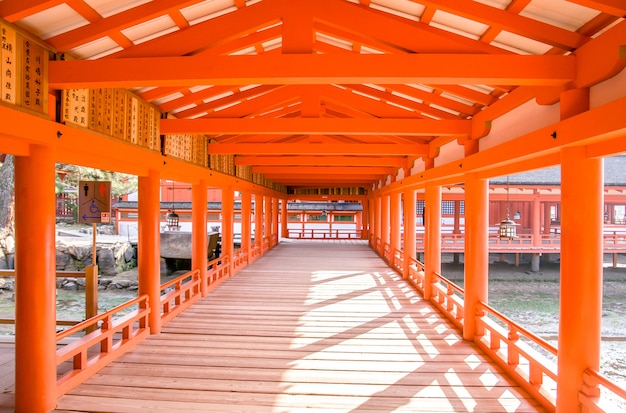 Foto itsukushima-schrijn, miyajima, japan