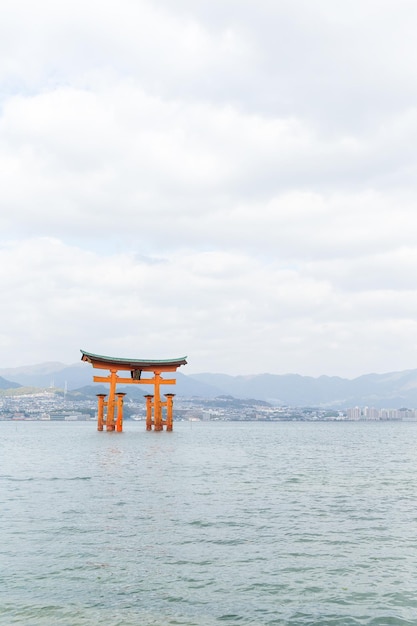 陽光あふれる厳島神社