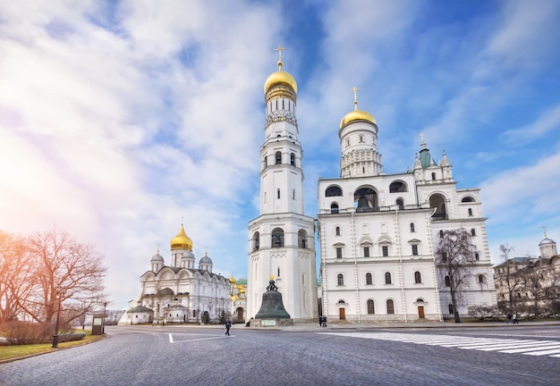 Ivan de grote klokkentoren en het hemelvaartklooster in het kremlin van moskou