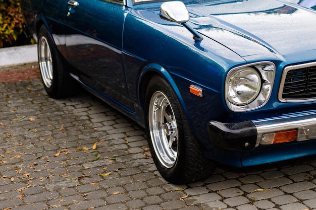 Photo ivanofrankivsk ukraine oktober 27 2018 retro car parked in a parking lot in ivanofrankivsk