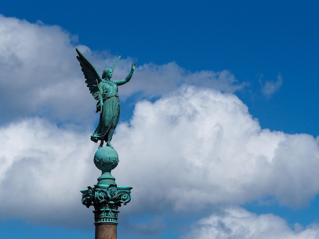 Photo ivar huitfeldt column against cloudy sky