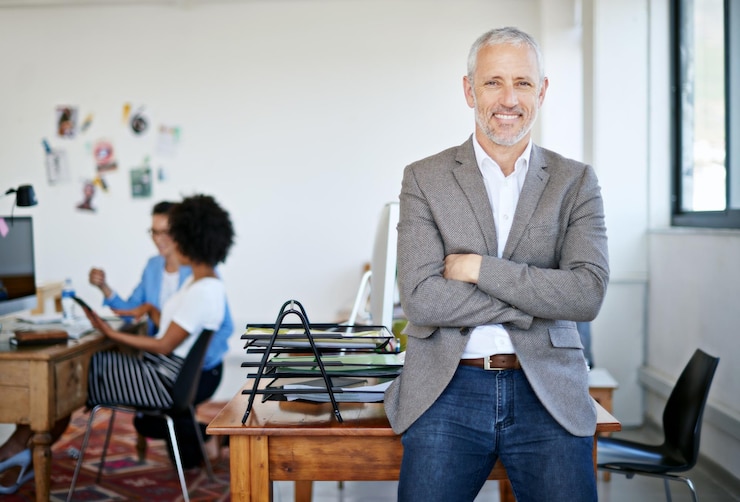 Photo ive got one of the best teams behind me portrait of a mature businessman standing in an office