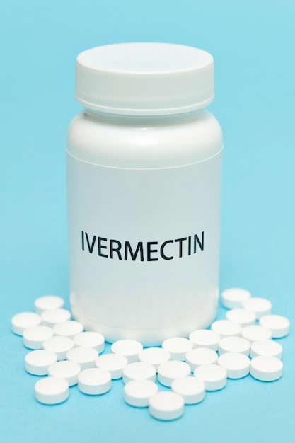 IVERMECTIN in witte flesverpakking met verspreide pillen