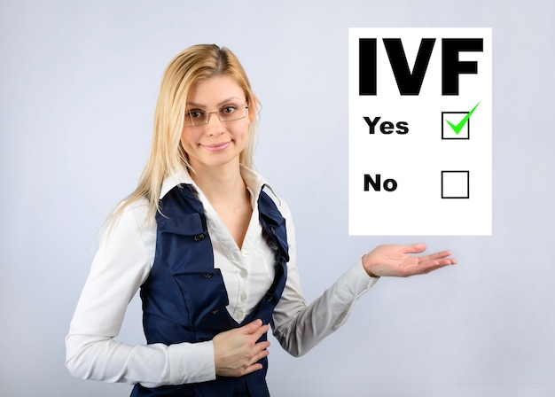 IVF. Een vrouw houdt een vragenlijst bij waarin ze koos voor in-vitrofertilisatie. Conceptueel beeld van in-vitrofertilisatie