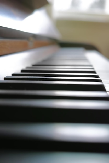 Ivoor en ebbenhouten pianotoetsen op muziekinstrument dat door muzikant wordt gebruikt om ontspannende symfonie of klassiek lied te creëren en te spelen Close-up en macrodetail van apparatuur voor creatief talent in huis of muziekschool