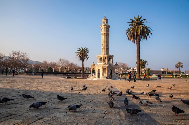 Photo izmir, turkey - january 30, 2023: izmir clock tower is a historic clock tower located at the konak square in izmir, turkey. konak square is an attraction point for local and international tourist.