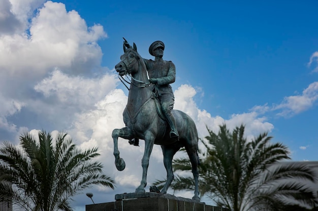 Izmir - Turkije, 10 februari 2021, Ataturk-standbeeld op het Cumhuriyet-plein. Cumhuriyet Square is een populaire toeristische attractie in Izmir - Turkije