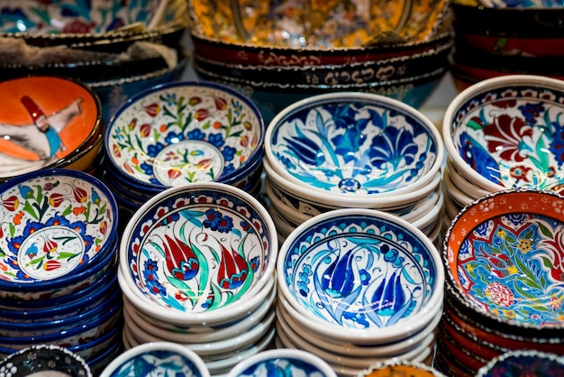 그랜드 바자 이스탄불(Grand Bazaar Istanbul)의 Iznik 그릇 및 기타 터키의 다채로운 현대 및 전통 도자기