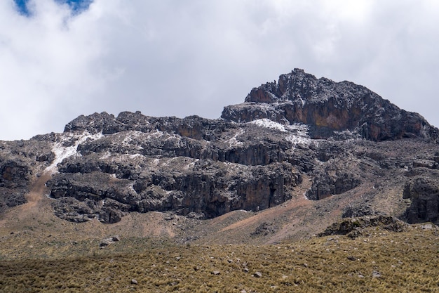Iztaccihuatl-vulkaan bedekt met sneeuw, met een dramatische lucht