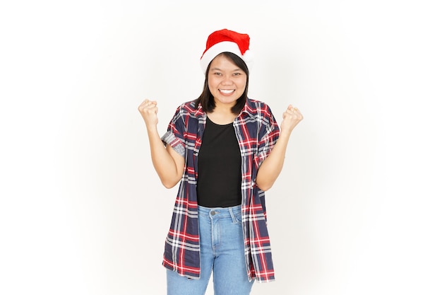 Ja en opgewonden gebaar van Aziatische vrouw met rood geruit overhemd en kerstmuts geïsoleerd op Whit