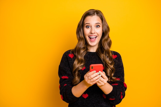 Ja! Foto van funky golvende dame amour greep telefoon handen gelezen liefdesbrief vriendje romantiek datum uitnodiging slijtage harten patroon trui