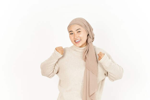 Ja gebaar van mooie Aziatische vrouw die hijab draagt geïsoleerd op een witte achtergrond