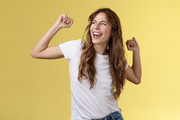 Ja, laat perfecte zomerdagen achter je. gedurfd knap gelukkig charismatische jonge vrouw krullend kapsel blik vertrokken tevreden zorgeloos plezier maken handen omhoog feestelijke overwinning winnend succes