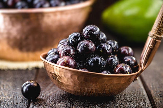 Jaboticaba fruit, exotische druif uit zuid-amerika, in een rustieke koperen pot