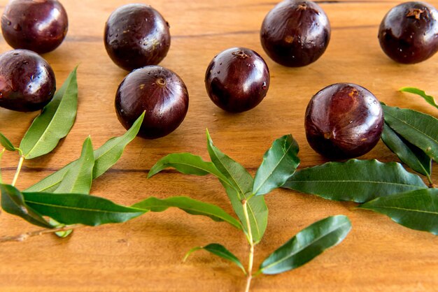 Photo jabuticaba, exotic brazilian fruits on wooden table, jaboticaba is a common fruit in south america