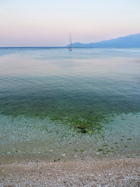 Jacht bij zonsondergang op het eiland Kefalonia in de Ionische Zee in Griekenland