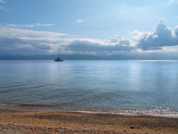 Jacht-catamaran op een bewolkte dag op de kalme Egeïsche Zee op het eiland Evia, Griekenland