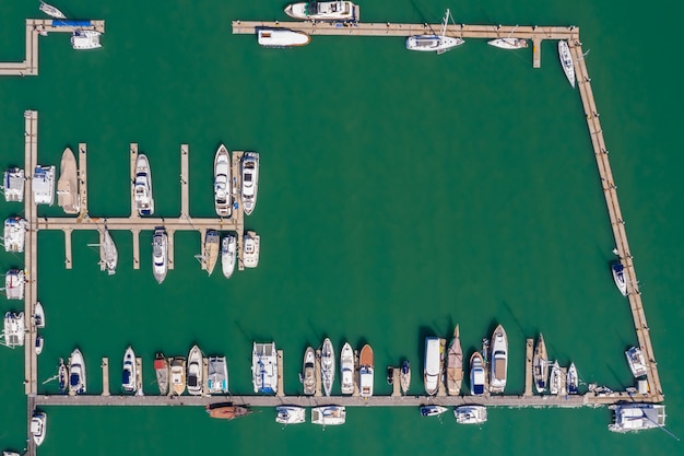 Jacht en speedboot parkeren op zee