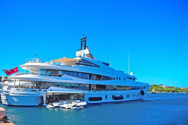 Foto jacht en tender in de haven van porto cervo, italië