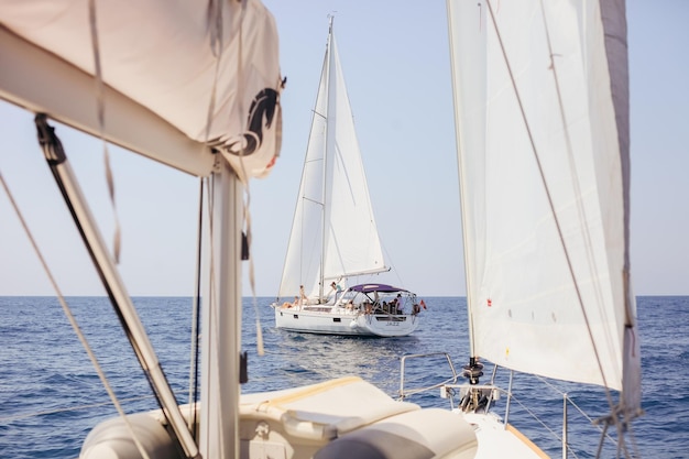 Jacht reizen in zee. Yachting vrije tijd reizen.