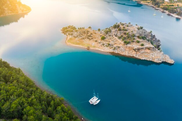 Jacht zeilen in de buurt van de rotskust in Turkije Luxe vakantie op zee