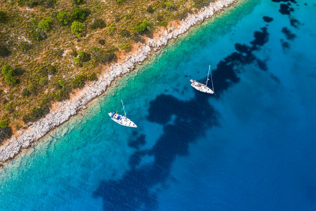 Jacht zeilen in de buurt van de rotskust in Turkije Luxe vakantie op zee