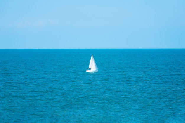 Jacht zeilen in Middellandse Zee op heldere zonnige dag