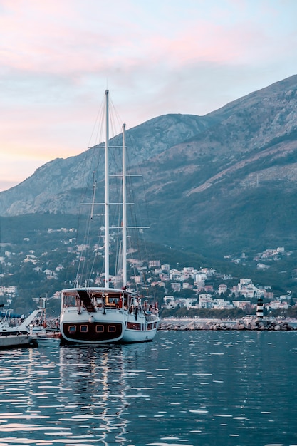 Jachtbaai op geweldige backgrount met stad en bergen