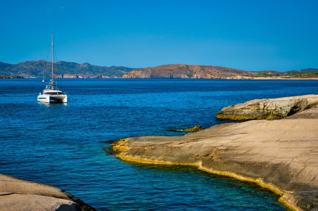 Jachtboot bij Sarakiniko-strand in Egeïsche Zee milos-eiland Griekenland