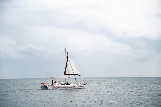 Jachtboot in de open zee