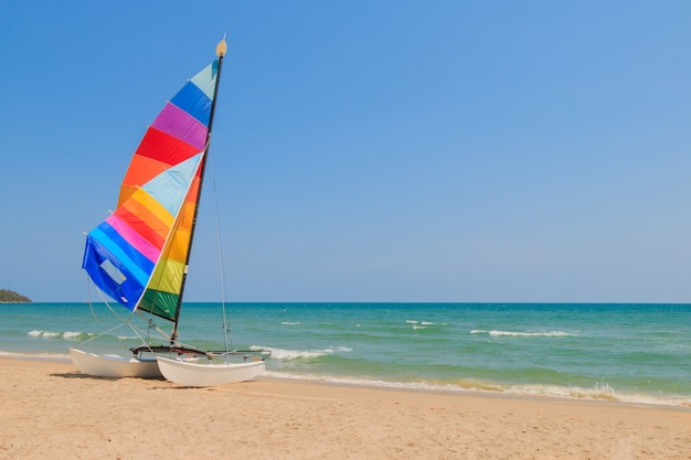 jachtboot op het strand