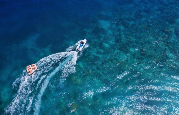 Jachten aan zee in Bali Indonesië Luchtfoto van luxe drijvende boot op transparant turkoois