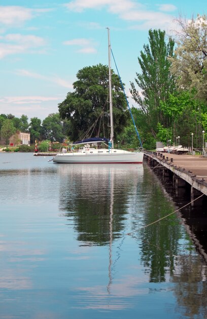 Jachten afgemeerd in de haven op een bewolkte dag.