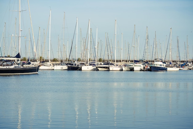 Jachten afgemeerd in een jachthaven