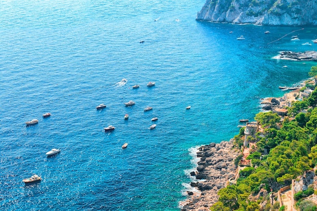 Jachten bij Marina Piccola in de Tyrrheense Zee van het eiland Capri, Italië