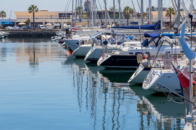 Jachten en boten in kust marine