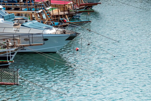 Jachten en boten liggen afgemeerd in de zeehaven Marine parking van moderne motorboten Rust rust Marina haven zomerseizoen
