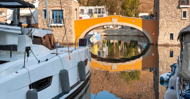 Jachten en motorboot in jachthavenhaven